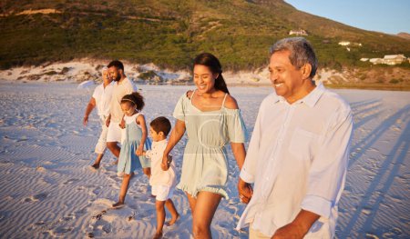 Foto de Gran familia, tomados de la mano o niños felices en el mar caminando con los abuelos en vacaciones juntos. Papá, mamá o niños hermanos que se unen o sonríen con la abuela o el abuelo en la arena de la playa. - Imagen libre de derechos