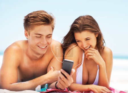 Téléchargez les photos : Médias sociaux, musique et portrait de couple à la plage avec un téléphone pour podcast ou radio au Mexique. Souriez, détendez-vous et l'homme et la femme avec une application mobile pour l'audio pendant des vacances au bord de l'océan en été. - en image libre de droit