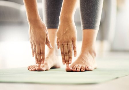 Téléchargez les photos : Fitness, yoga et gros plan d'une femme s'étirant avant une séance d'entraînement pour la santé, le bien-être et la flexibilité. Calme, respiration et zoom de la femme touchant ses orteils avant pilates exercice dans sa maison - en image libre de droit