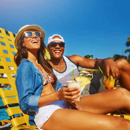 Téléchargez les photos : Couple, piscine et boissons en été avec bonheur en vacances avec de l'alcool à l'hôtel. Vacances, cocktails et piscine avec homme ou femme avec alcool en plein air avec soleil, heureux, lunettes de soleil - en image libre de droit