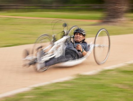 Téléchargez les photos : Rapide, handicap et fitness avec l'homme et le vélo avec handicap pour l'entraînement, le sport et le défi. Exercice, entraînement et fauteuil roulant avec personne handicapée vélo dans le parc pour le cardio, le bien-être et la santé. - en image libre de droit
