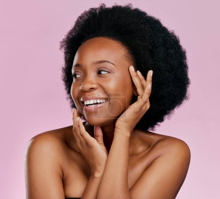 Téléchargez les photos : Afro, beauté ou fille noire heureuse pensant à la dermatologie, cosmétiques de salon ou soins de la peau en studio. Bien-être, sourire ou visage du modèle africain avec soin des cheveux ou amour-propre isolé sur un fond rose. - en image libre de droit
