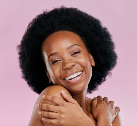 Téléchargez les photos : Visage, soins de la peau et femme noire excitée avec beauté en studio isolé sur un fond rose. Portrait, cosmétiques naturels et modèle africain avec soin du visage spa pour le bien-être, l'esthétique et la santé - en image libre de droit