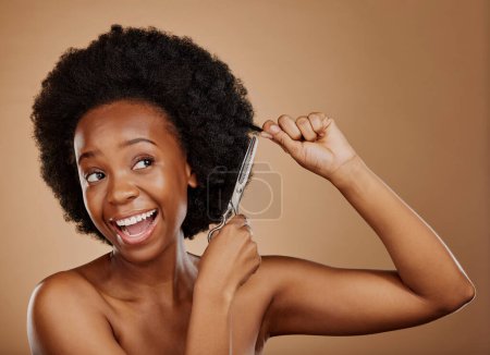 Téléchargez les photos : Coupe de cheveux, ciseaux ou femme noire excitée avec afro en studio sur fond brun pour un changement positif. Sourire, transformation ou heureux naturel africain au salon de coiffure pour la coiffure ou la beauté. - en image libre de droit