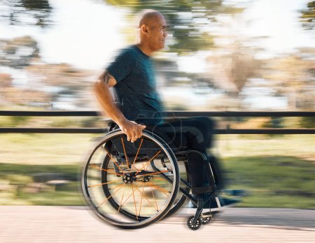 Foto de Hombre con discapacidad, silla de ruedas y movimiento de ejercicio en el parque, naturaleza o deportista en entrenamiento de fitness al aire libre. Fondo borroso, deporte y persona discapacitada haciendo ejercicio o velocidad sobre ruedas. - Imagen libre de derechos