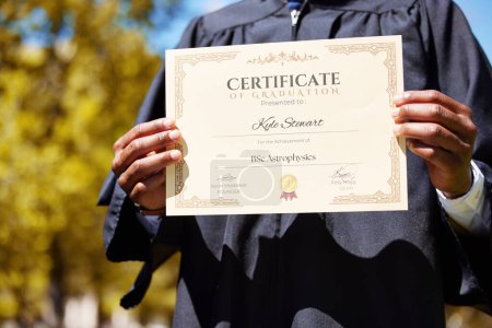 Universidad, manos y primer plano de un diploma de graduación para el éxito, el logro o la meta. Beca, universidad y zoom de graduado, estudiante o persona con título o diploma de desplazamiento para la educación.