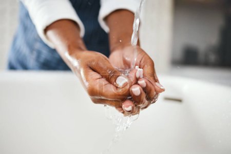 Téléchargez les photos : Femme nettoyant les mains, l'eau et l'hygiène dans la salle de bain, la sécurité contre les bactéries et les germes, la désinfection et les soins de la peau. Santé, bien-être et femme à la maison, durabilité et santé grâce au lavage des mains. - en image libre de droit