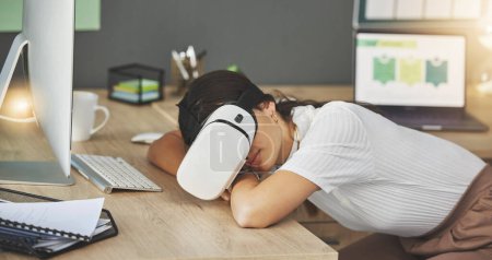 Téléchargez les photos : Fatiguée, réalité virtuelle ou femme d'affaires au bureau dormant en métaverse avec la technologie numérique pour faire la sieste. Détendez-vous, fatiguez ou surmenez le travailleur avec le casque futuriste pour la simulation 3d fantasy vr. - en image libre de droit