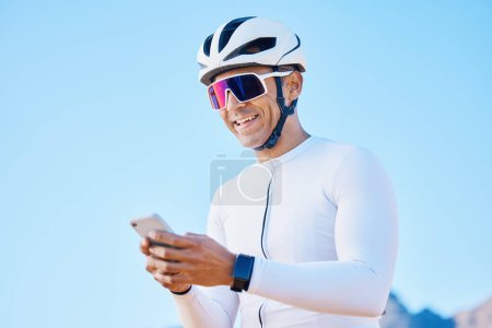 Téléchargez les photos : Cycliste, détendez-vous ou heureux homme avec téléphone sur les médias sociaux pour le sport, l'exercice d'entraînement ou d'entraînement de remise en forme. Sourire, pause ou motard masculin reposant avec l'application mobile pour le réseautage, la navigation ou la recherche d'informations. - en image libre de droit
