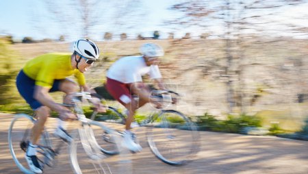 Téléchargez les photos : Course à vélo, les gens et la route avec flou de mouvement, la vitesse ou le sport pour la forme physique, la campagne et l'été. Hommes, compétition cycliste et partenariat pour l'exercice rapide, l'entraînement et l'aventure en voyage dans la nature. - en image libre de droit