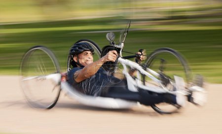 Téléchargez les photos : Cyclisme, fitness et homme handicapé, vitesse et entraînement pour la compétition et l'exercice à vélo. Flou de mouvement, entraînement et personne sur vélo couché rapide sur piste de course extérieure pour le défi. - en image libre de droit