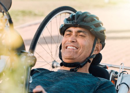 Foto de Hombre feliz con discapacidad, motocicleta y bicicleta para los deportes, carrera o concurso de cardio. Bicicleta, ciclista masculino o cara de atleta con paraplejia ciclismo en competición, desafío o sonrisa de acción al aire libre. - Imagen libre de derechos