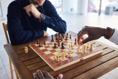 Téléchargez les photos : Les mains, la compétition et les gens avec un jeu d'échecs, la stratégie et jouer ensemble pour le plaisir. Table, professionnels et amis avec un conseil de jeu, d'apprentissage et d'expert avec une compétence ou un passe-temps dans une salle. - en image libre de droit
