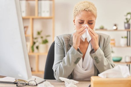 Computer, Gewebe und eine Geschäftsfrau, die am Schreibtisch die Nase pustet, krank im Büro. Erkältung, Grippe oder Symptome bei einer jungen Firmenmitarbeiterin, die am Arbeitsplatz nach Heuschnupfen-Allergien niest.