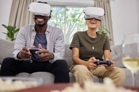Téléchargez les photos : Réalité virtuelle, couple heureux et jeux sur canapé dans le salon de la maison, coller ensemble ou s'amuser. Vr, canapé et l'homme et la femme africaine jouent jeu 3D, métaverse ou esports avec la technologie futuriste. - en image libre de droit