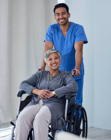 Téléchargez les photos : Bonne infirmière, femme handicapée en fauteuil roulant et confiance médicale pour le bien-être, le soutien et les soins de santé. Portrait du patient, du soignant et de l'homme sourire pour le service de réadaptation en clinique infirmière. - en image libre de droit