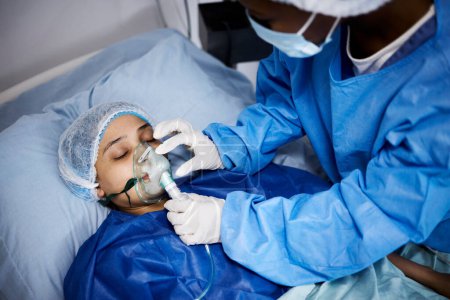Foto de Médico, cama de hospital o mujer con una máscara de oxígeno, anestesia u operación para la recuperación de la salud. Paciente médico, de ventilación o enfermo con equipo respiratorio en coma para respiratorio en emergencia. - Imagen libre de derechos