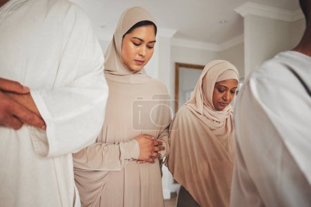 Téléchargez les photos : Prière, musulmane et islamique avec des femmes dans le salon pour moubarak eid, Dieu et adoration. Coran, espérance et Ramadan avec la famille spirituelle priant dua à la maison pour la foi, la religion et la gratitude. - en image libre de droit