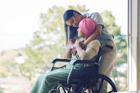 Téléchargez les photos : Mère aînée, femme et câlin avec fauteuil roulant, amour et soins avec lien, gentillesse et maison de retraite. Fille, embrasser et personnes âgées handicapées pour le soutien, l'empathie ou la confiance par fenêtre à la clinique. - en image libre de droit