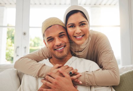 Téléchargez les photos : Portrait, Islam et couple heureux s'embrassent sur le canapé avec le sourire, la culture et l'amour dans la maison en Turquie. Visage de l'homme musulman, femme en hijab et bonheur dans le mariage sur canapé, ensemble dans le respect et la religion - en image libre de droit