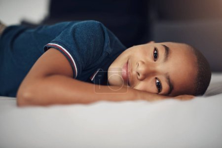 Foto de Ser un niño es súper agotador. Un disparo de un adorable niño acostado en su cama en casa - Imagen libre de derechos