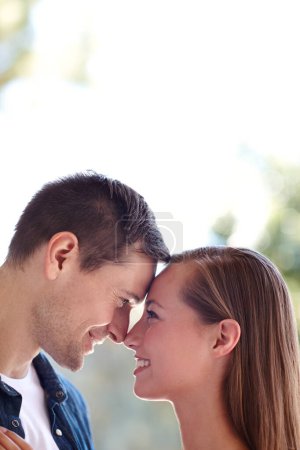 Foto de Están listos para siempre. Una joven pareja compartiendo un momento íntimo al aire libre - Imagen libre de derechos