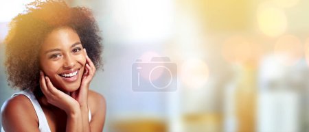 Foto de Mujer negra, retrato maqueta y belleza con espacio, sonrisa y felicidad con afro, cuidado personal y cosméticos, modelo joven, gen z africano y feliz con el pelo natural, cuidado de la piel y fondo borroso. - Imagen libre de derechos