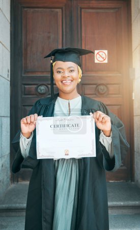 Foto de Retrato de estudiante universitario, certificado de posgrado y felicidad de la mujer negra para el hito de la educación, el crecimiento de la carrera o el grado. Ciudad, diploma universitario y persona africana feliz por el logro de aprendizaje. - Imagen libre de derechos
