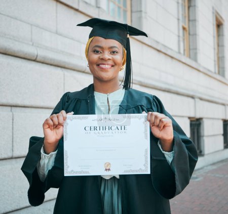Foto de Graduación universitaria, certificado y retrato de mujer negra con éxito escolar, educación universitaria o premio. Ciudad, diploma y sonrisa de estudiante africano para aprender hito, metas o logros. - Imagen libre de derechos