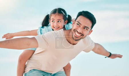 Foto de Avión, sonrisa y padre con niña en una playa con libertad, diversión y vínculo en la naturaleza. Volar, amar y feliz padre con el niño en el océano para viajar, jugar y juegos a cuestas en Miami. - Imagen libre de derechos