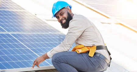 Téléchargez les photos : Homme noir, portrait et technicien en installation de panneaux solaires sur le toit de la ville pour les énergies renouvelables. Heureux homme africain, ingénieur ou entrepreneur travaillant sur le toit au soleil pour l'électricité. - en image libre de droit