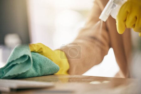 Foto de Persona, manos y detergente en la mesa con tela para la higiene, la eliminación de bacterias o gérmenes en el hogar. Primer plano de los muebles de limpieza, limpieza o limpieza doméstica en el servicio doméstico o desinfección en la superficie. - Imagen libre de derechos