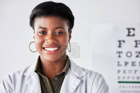Téléchargez les photos : Heureux, optométrie et portrait d'une femme noire dans une clinique de soins de santé, de soins oculaires et d'expert. Sourire, hôpital et prise de vue d'un médecin ou d'un optométriste africain dans un bureau pour un examen de la vue. - en image libre de droit
