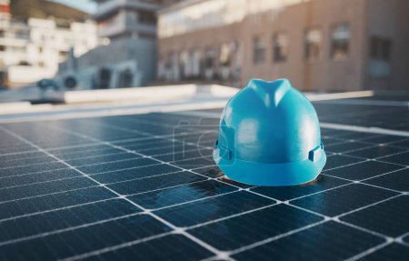 Téléchargez les photos : Construction, bâtiment et un chapeau pour panneau solaire sur un toit pour l'ingénierie ou un travail de durabilité. L'avenir, l'innovation et un casque sur un développement énergétique pour une maison, l'entretien ou les énergies renouvelables. - en image libre de droit