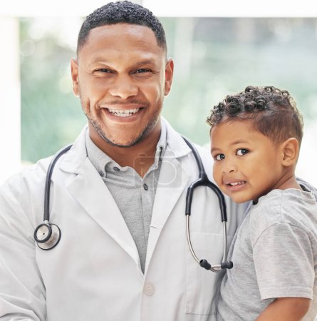 Téléchargez les photos : Médecin, enfant et heureux portrait pour les soins de santé à l'hôpital avec un sourire lors d'une consultation. Visage d'un homme noir ou d'un pédiatre et patient enfant pour une aide médicale, une assurance familiale ou un contrôle de développement. - en image libre de droit