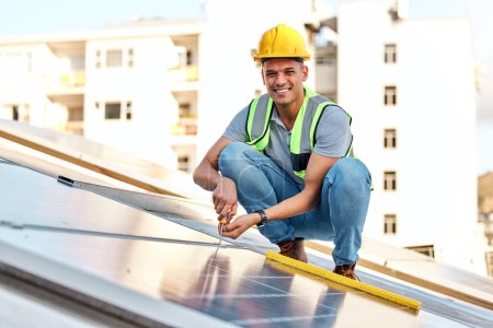 Énergie propre, panneaux solaires et portrait de l'homme sur le toit pour l'installation, les entreprises durables et l'électricité. Ingénieur, développement durable et énergie photovoltaïque sur le toit de la ville avec des ressources renouvelables
