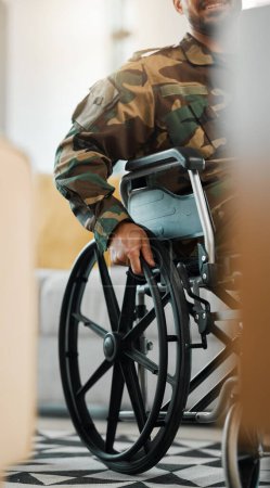 Foto de Militares, ciudad y un hombre del ejército en silla de ruedas, heridas de guerra o rehabilitación. Manos, apoyo y una persona, soldado o héroe con discapacidad como veterano en la recuperación de la movilidad en la calle. - Imagen libre de derechos