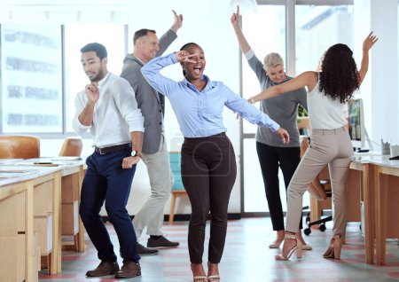 Foto de Oficina, celebración y entusiastas personas de negocios bailan por el éxito, el logro y la creación de equipos. Corporativo, colaboración y hombres y mujeres felices bailando en el lugar de trabajo para celebrar bono o beneficio. - Imagen libre de derechos