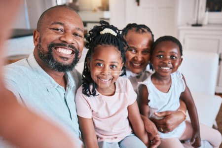 Foto de Selfie, padre y retrato con la familia negra en el sofá en la sala de estar con amor en casa Memoria, cara feliz y hombre, niño y abuela en el sofá para el tiempo de calidad o foto de perfil con los africanos - Imagen libre de derechos