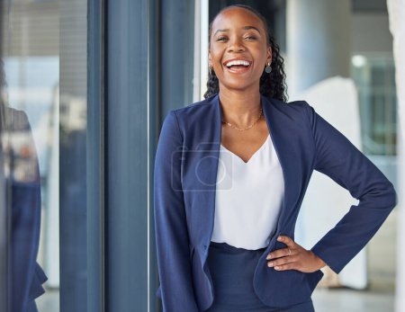 Foto de Mujer negra, feliz en retrato y negocios, confianza y risas con abogado y éxito profesional en el bufete de abogados. Abogada africana en la oficina, mentalidad positiva y profesional en el trabajo corporativo. - Imagen libre de derechos