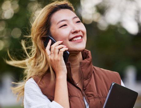 Foto de Feliz, hablando y una mujer en una llamada telefónica mientras piensa en la ciudad por negocios o redes. Sonrisa, idea y un empleado asiático con comunicación en un móvil para conversación, chat o planificación. - Imagen libre de derechos