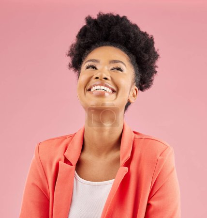 Téléchargez les photos : Femme d'affaires, heureux et rire en studio avec sourire se sentant excité et fier du travail de publicité. Femme africaine, fond drôle et rose avec succès créatif et employé professionnel. - en image libre de droit