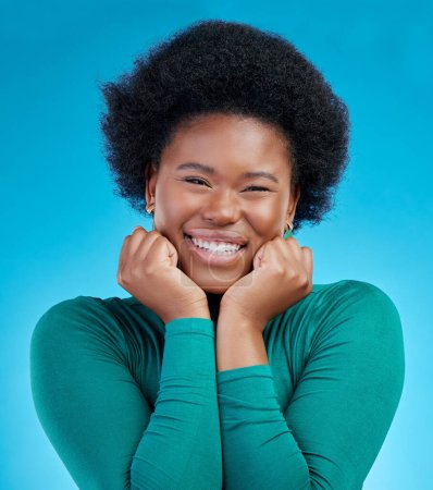 Téléchargez les photos : Portrait, sourire et excité avec une fille noire ou les mains en arrière-plan studio avec un état d'esprit positif. Heureuse, visage et femme africaine avec confiance ou expression fière pour la beauté avec motivation ou joie - en image libre de droit