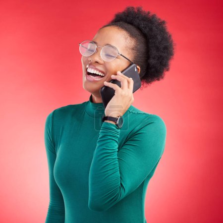 Foto de Mujer feliz, llamada telefónica y riendo por broma divertida, meme o conversación contra un fondo de estudio rojo. Persona femenina sonríe y ríe para una discusión divertida o redes sociales en el teléfono inteligente móvil. - Imagen libre de derechos