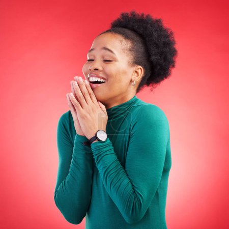 Téléchargez les photos : Merci, priant et femme noire dans le studio heureux, soulagement et reconnaissant sur fond rouge. Bénédiction, gratitude et sourire féminin africain pour les bonnes nouvelles, le résultat ou les résultats, la solution ou la réponse. - en image libre de droit