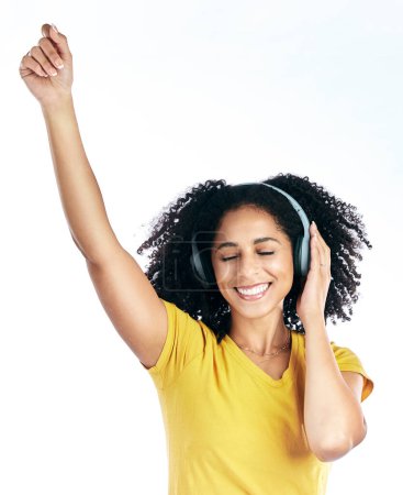 Foto de Danza, música y una mujer con auriculares en estudio de streaming de audio, sonido o radio. Energía, feliz y una persona joven africana aislada sobre un fondo blanco escuchando y moviéndose a la canción divertida para relajarse. - Imagen libre de derechos