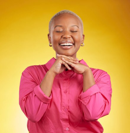 Téléchargez les photos : Joyeux, mignon et noir femme riant en studio à drôle, blague ou stupide mémoire sur fond jaune. Rire, sourire et femme africaine se rappeler, humour ou moment fou, bonne humeur ou attitude positive. - en image libre de droit