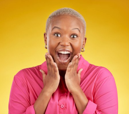 Téléchargez les photos : Wow, heureux et portrait de femme noire en studio avec vente, affaire ou inscription promotion sur fond jaune. Bouche ouverte, emoji et mains sur le visage gagnante africaine pour la concurrence, prix ou cadeau. - en image libre de droit