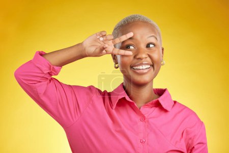Téléchargez les photos : Paix, mains et heureuse femme noire en studio avec merci, vote ou rétroaction positive sur fond jaune. V, signe et femme africaine avec de bonnes vibrations, sourire et liberté emoji, soutien ou amour-propre. - en image libre de droit