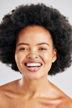Foto de Retrato de cosméticos, mujer afro y africana feliz con belleza, brillo facial en la piel o cuidado del cabello saludable, crecimiento o textura. Maquillaje de cara de estudio, broma de comedia y persona de spa riendo sobre fondo blanco. - Imagen libre de derechos